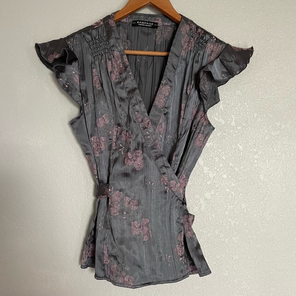 Rampage - Gray Pink Floral Short Sleeve Wrap Top - Size M - Picture 3 of 9
